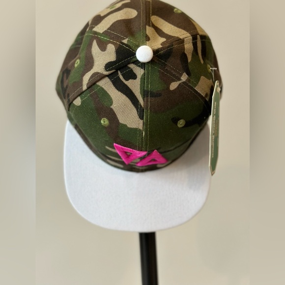 Limited Edition Thick as Thieves Signature Logo SnapBack Cap- Camo/White/Pink - Picture 2 of 6